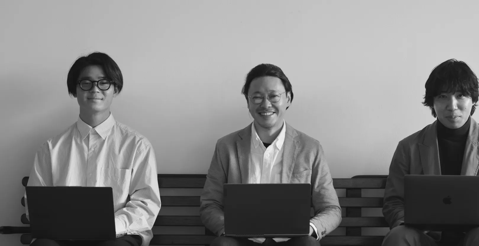 協力して業務に取り組むCoosyのスタッフチーム