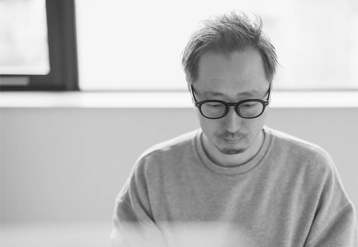 Coosyのディレクターがオフィスで業務に取り組む様子