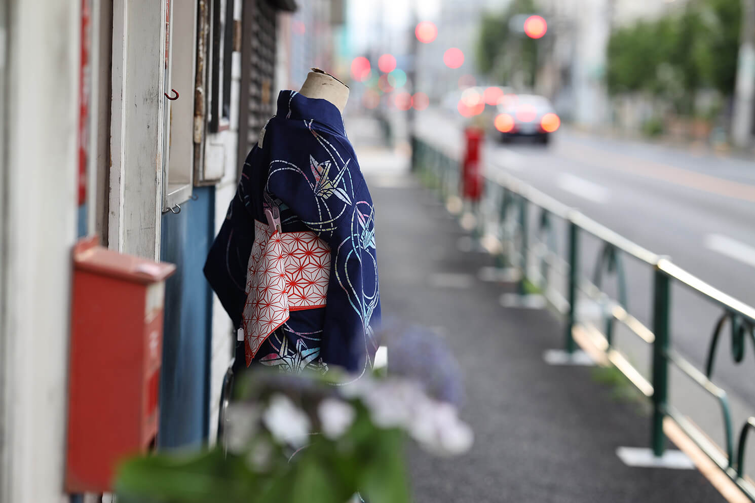 人も車も多い国道沿いで撮影